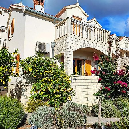 Apartments Benika Бол Екстер'єр фото