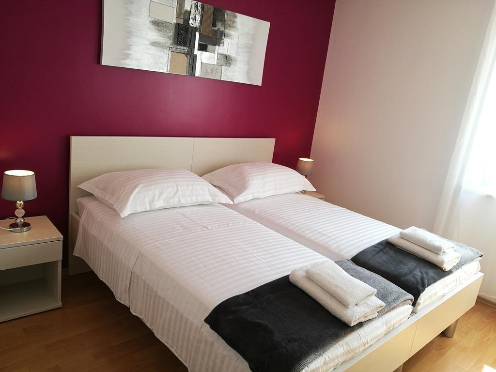 Apartments Benika Бол Екстер'єр фото